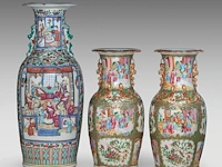 A pair of chinese canton vases - added a famille rose 'battle scene' vase, 19thc, total h 44 - 60 cm - afbeelding 3 van  6