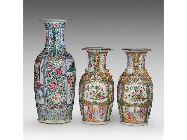 A pair of chinese canton vases - added a famille rose 'battle scene' vase, 19thc, total h 44 - 60 cm - afbeelding 4 van  6
