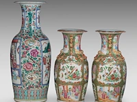 A pair of chinese canton vases - added a famille rose 'battle scene' vase, 19thc, total h 44 - 60 cm - afbeelding 4 van  6