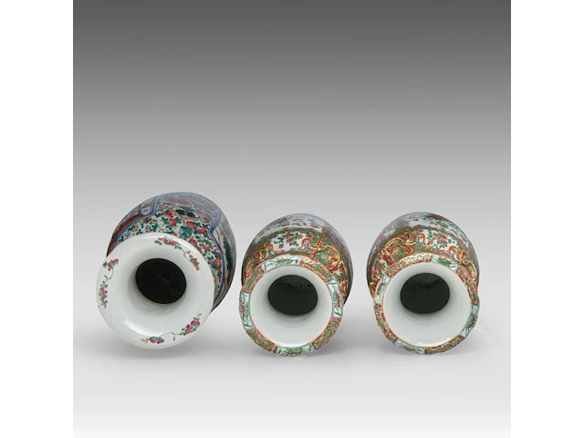 A pair of chinese canton vases - added a famille rose 'battle scene' vase, 19thc, total h 44 - 60 cm - afbeelding 5 van  6