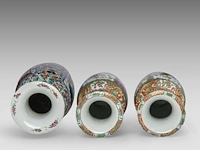A pair of chinese canton vases - added a famille rose 'battle scene' vase, 19thc, total h 44 - 60 cm - afbeelding 5 van  6