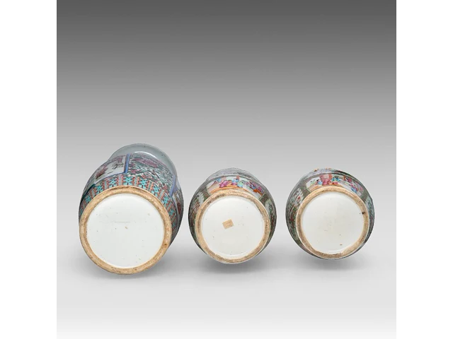 A pair of chinese canton vases - added a famille rose 'battle scene' vase, 19thc, total h 44 - 60 cm - afbeelding 6 van  6
