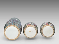 A pair of chinese canton vases - added a famille rose 'battle scene' vase, 19thc, total h 44 - 60 cm - afbeelding 6 van  6