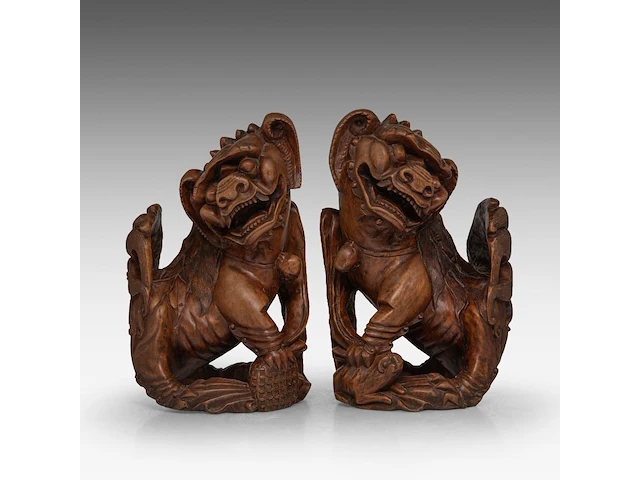 A pair of chinese carved rosewood models of buddhist lions, late qing, total h 25,5 cm - afbeelding 1 van  5