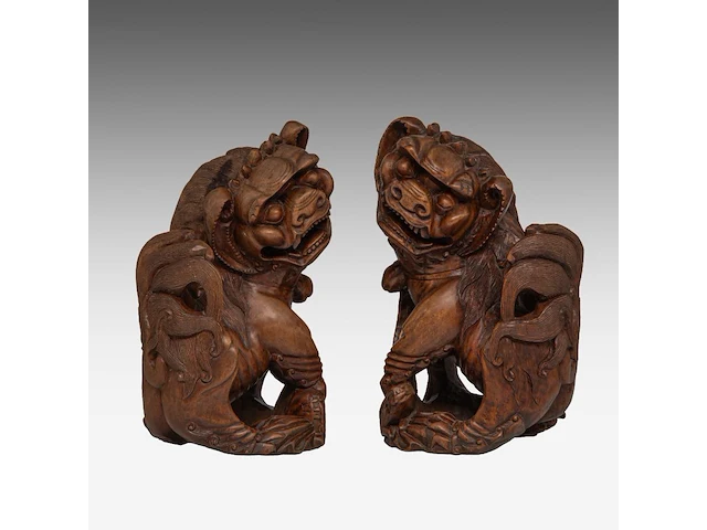 A pair of chinese carved rosewood models of buddhist lions, late qing, total h 25,5 cm - afbeelding 2 van  5