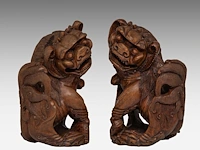 A pair of chinese carved rosewood models of buddhist lions, late qing, total h 25,5 cm - afbeelding 2 van  5