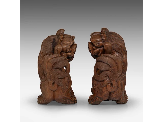 A pair of chinese carved rosewood models of buddhist lions, late qing, total h 25,5 cm - afbeelding 3 van  5