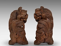 A pair of chinese carved rosewood models of buddhist lions, late qing, total h 25,5 cm - afbeelding 3 van  5