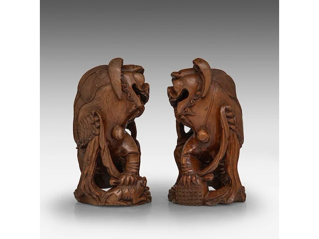 A pair of chinese carved rosewood models of buddhist lions, late qing, total h 25,5 cm - afbeelding 4 van  5