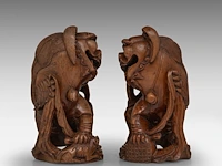 A pair of chinese carved rosewood models of buddhist lions, late qing, total h 25,5 cm - afbeelding 4 van  5