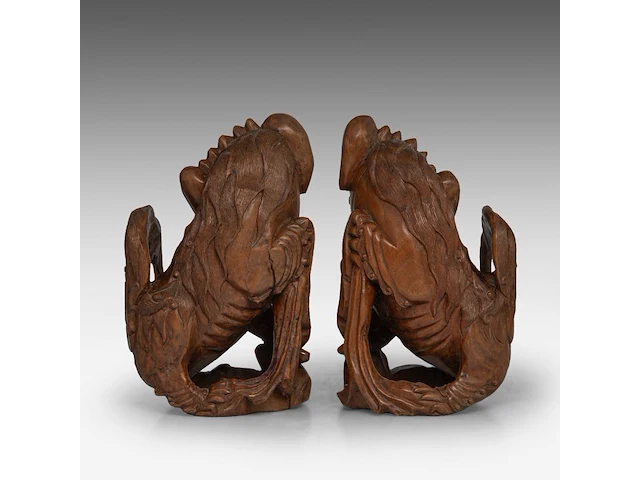 A pair of chinese carved rosewood models of buddhist lions, late qing, total h 25,5 cm - afbeelding 5 van  5