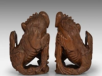 A pair of chinese carved rosewood models of buddhist lions, late qing, total h 25,5 cm - afbeelding 5 van  5