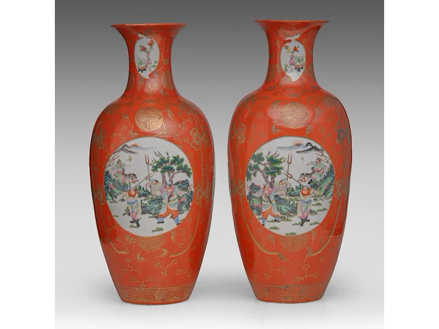 A pair of chinese coral-red ground and famille rose 'battle scenes' vases, republic period, h 44,5 cm - afbeelding 1 van  6