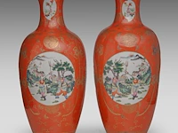 A pair of chinese coral-red ground and famille rose 'battle scenes' vases, republic period, h 44,5 cm