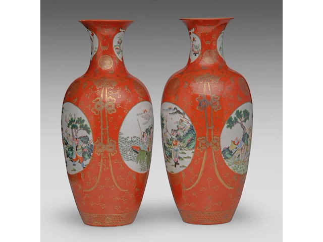 A pair of chinese coral-red ground and famille rose 'battle scenes' vases, republic period, h 44,5 cm - afbeelding 2 van  6