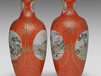 A pair of chinese coral-red ground and famille rose 'battle scenes' vases, republic period, h 44,5 cm - afbeelding 2 van  6