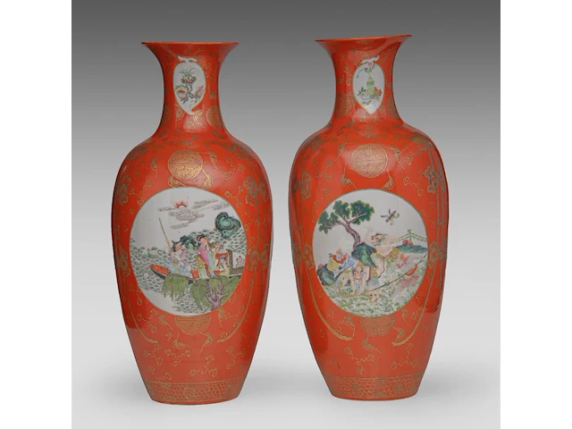 A pair of chinese coral-red ground and famille rose 'battle scenes' vases, republic period, h 44,5 cm - afbeelding 3 van  6