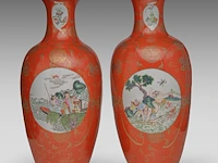 A pair of chinese coral-red ground and famille rose 'battle scenes' vases, republic period, h 44,5 cm - afbeelding 3 van  6