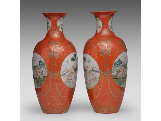 A pair of chinese coral-red ground and famille rose 'battle scenes' vases, republic period, h 44,5 cm - afbeelding 4 van  6