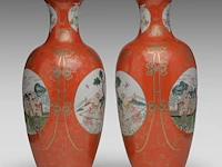 A pair of chinese coral-red ground and famille rose 'battle scenes' vases, republic period, h 44,5 cm - afbeelding 4 van  6