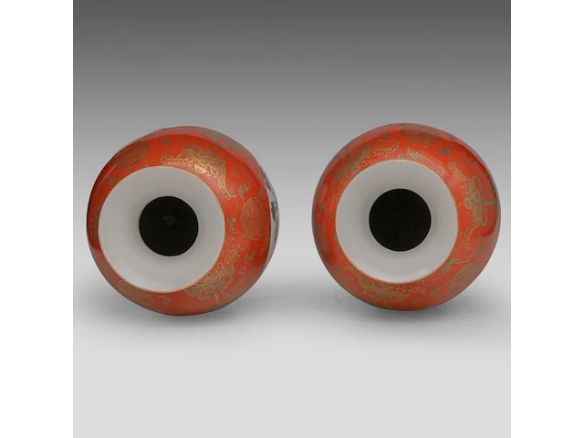 A pair of chinese coral-red ground and famille rose 'battle scenes' vases, republic period, h 44,5 cm - afbeelding 5 van  6