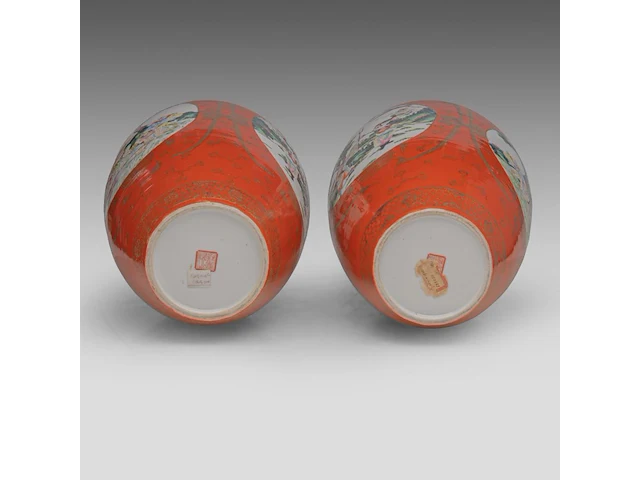 A pair of chinese coral-red ground and famille rose 'battle scenes' vases, republic period, h 44,5 cm - afbeelding 6 van  6