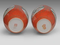 A pair of chinese coral-red ground and famille rose 'battle scenes' vases, republic period, h 44,5 cm - afbeelding 6 van  6