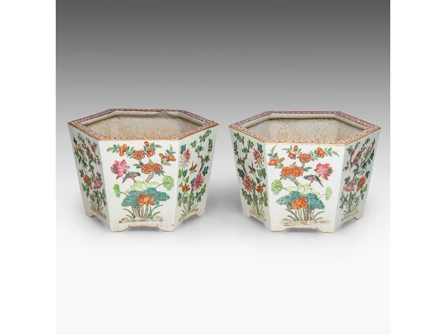 A pair of chinese famille rose ‘birds in flower gardens’ hexagonal cachepots, 19thc, h 17 - l 27 cm - afbeelding 1 van  7