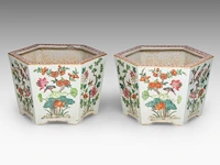 A pair of chinese famille rose ‘birds in flower gardens’ hexagonal cachepots, 19thc, h 17 - l 27 cm - afbeelding 1 van  7