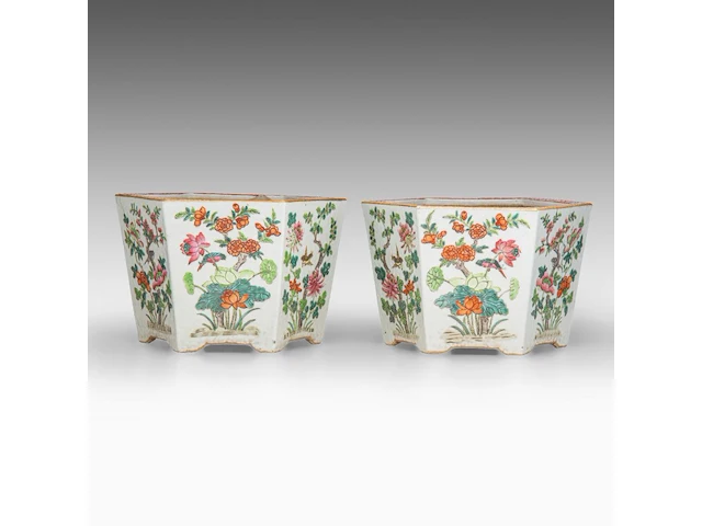 A pair of chinese famille rose ‘birds in flower gardens’ hexagonal cachepots, 19thc, h 17 - l 27 cm - afbeelding 2 van  7