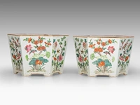 A pair of chinese famille rose ‘birds in flower gardens’ hexagonal cachepots, 19thc, h 17 - l 27 cm - afbeelding 2 van  7