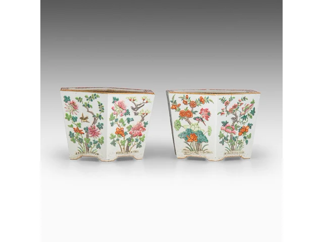 A pair of chinese famille rose ‘birds in flower gardens’ hexagonal cachepots, 19thc, h 17 - l 27 cm - afbeelding 3 van  7