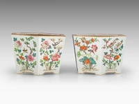 A pair of chinese famille rose ‘birds in flower gardens’ hexagonal cachepots, 19thc, h 17 - l 27 cm - afbeelding 3 van  7