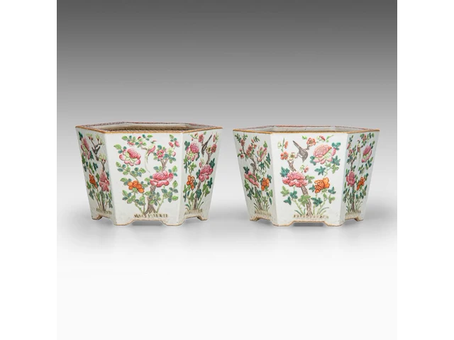 A pair of chinese famille rose ‘birds in flower gardens’ hexagonal cachepots, 19thc, h 17 - l 27 cm - afbeelding 4 van  7