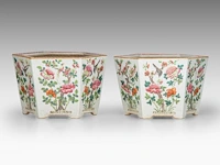 A pair of chinese famille rose ‘birds in flower gardens’ hexagonal cachepots, 19thc, h 17 - l 27 cm - afbeelding 4 van  7