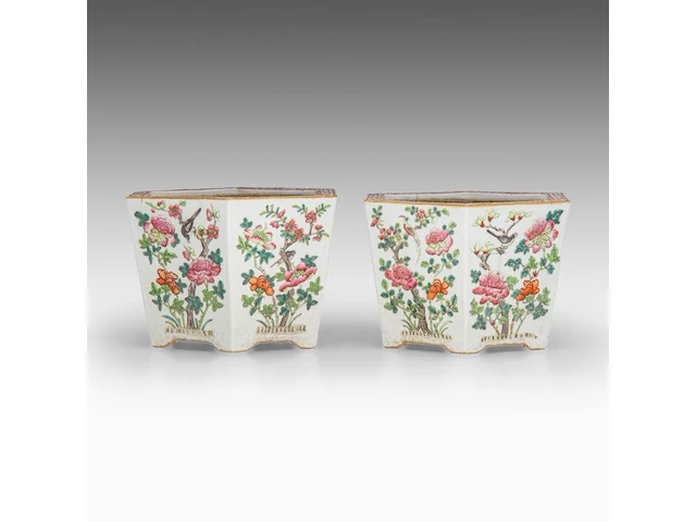 A pair of chinese famille rose ‘birds in flower gardens’ hexagonal cachepots, 19thc, h 17 - l 27 cm - afbeelding 5 van  7