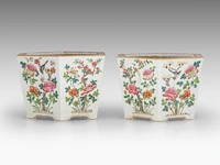 A pair of chinese famille rose ‘birds in flower gardens’ hexagonal cachepots, 19thc, h 17 - l 27 cm - afbeelding 5 van  7