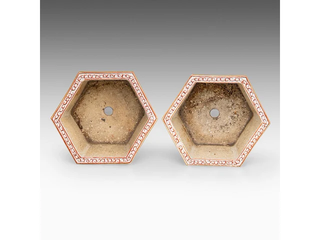 A pair of chinese famille rose ‘birds in flower gardens’ hexagonal cachepots, 19thc, h 17 - l 27 cm - afbeelding 6 van  7