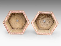 A pair of chinese famille rose ‘birds in flower gardens’ hexagonal cachepots, 19thc, h 17 - l 27 cm - afbeelding 6 van  7