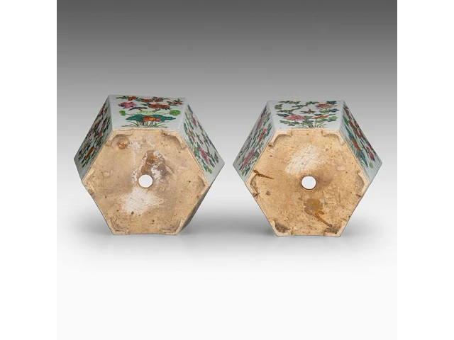 A pair of chinese famille rose ‘birds in flower gardens’ hexagonal cachepots, 19thc, h 17 - l 27 cm - afbeelding 7 van  7