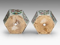 A pair of chinese famille rose ‘birds in flower gardens’ hexagonal cachepots, 19thc, h 17 - l 27 cm - afbeelding 7 van  7