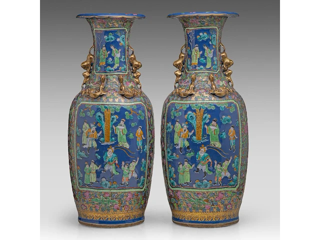A pair of chinese famille rose canton on blue ground 'battle scenes' vases, paired with recumbent lion handles, 19thc, h 62,5 cm - afbeelding 1 van  6