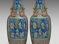 A pair of chinese famille rose canton on blue ground 'battle scenes' vases, paired with recumbent lion handles, 19thc, h 62,5 cm