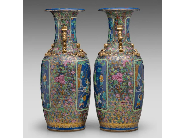 A pair of chinese famille rose canton on blue ground 'battle scenes' vases, paired with recumbent lion handles, 19thc, h 62,5 cm - afbeelding 2 van  6