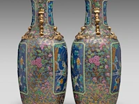 A pair of chinese famille rose canton on blue ground 'battle scenes' vases, paired with recumbent lion handles, 19thc, h 62,5 cm - afbeelding 2 van  6