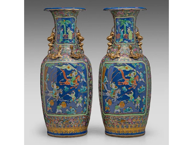 A pair of chinese famille rose canton on blue ground 'battle scenes' vases, paired with recumbent lion handles, 19thc, h 62,5 cm - afbeelding 3 van  6