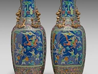 A pair of chinese famille rose canton on blue ground 'battle scenes' vases, paired with recumbent lion handles, 19thc, h 62,5 cm - afbeelding 3 van  6