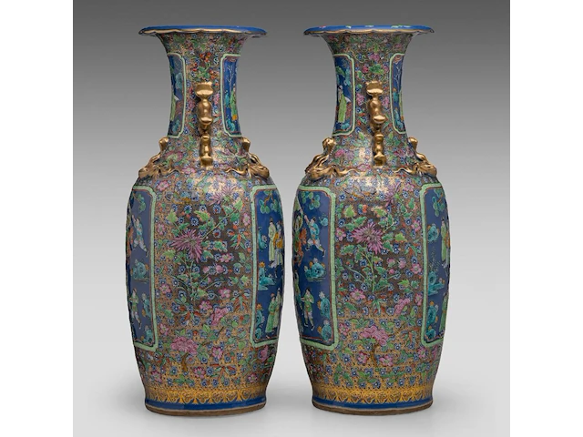 A pair of chinese famille rose canton on blue ground 'battle scenes' vases, paired with recumbent lion handles, 19thc, h 62,5 cm - afbeelding 4 van  6
