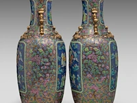 A pair of chinese famille rose canton on blue ground 'battle scenes' vases, paired with recumbent lion handles, 19thc, h 62,5 cm - afbeelding 4 van  6