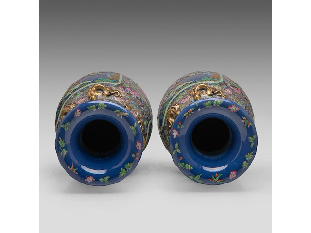 A pair of chinese famille rose canton on blue ground 'battle scenes' vases, paired with recumbent lion handles, 19thc, h 62,5 cm - afbeelding 5 van  6